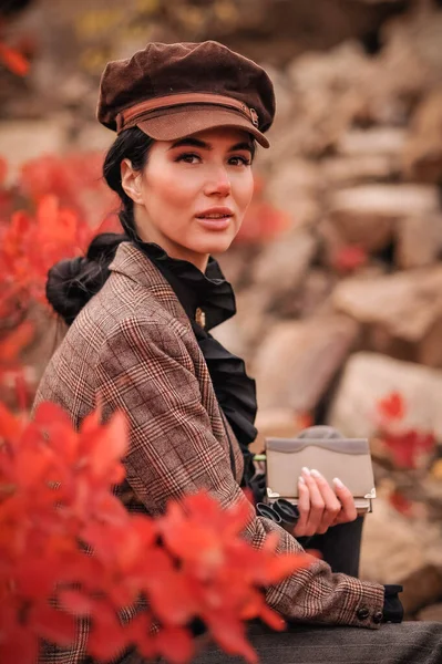 Şapkalı Kırmızı Elbiseli Güzel Bir Kadının Portresi — Stok fotoğraf