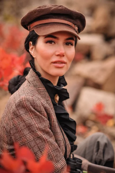 Deri Ceketli Şapkalı Güzel Bir Kadının Portresi — Stok fotoğraf