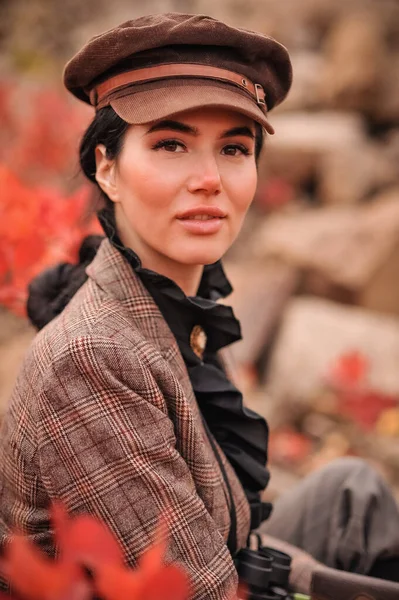 Deri Ceketli Şapkalı Genç Bir Kadının Portresi — Stok fotoğraf