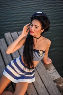 Kumsalda mayo giymiş güzel genç bir kadın.