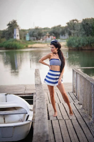 Mujer Joven Vestido Blanco Muelle —  Fotos de Stock