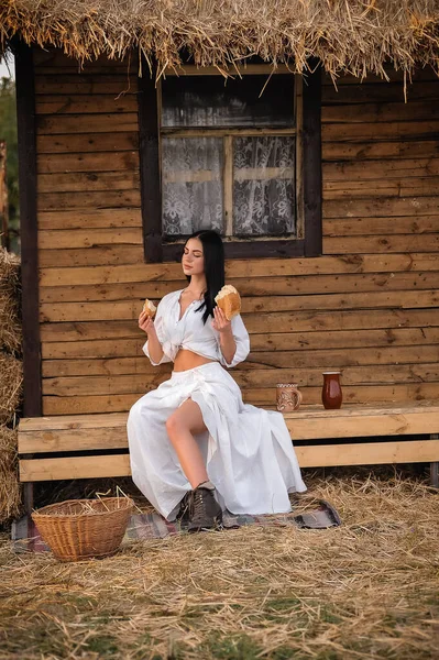 Young Beautiful Couple Straw Dress Sitting Wooden Bench Village — Stok fotoğraf