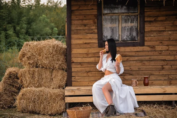 Beautiful Young Woman Straw Hat Sitting Haystack Wheat Field — Zdjęcie stockowe