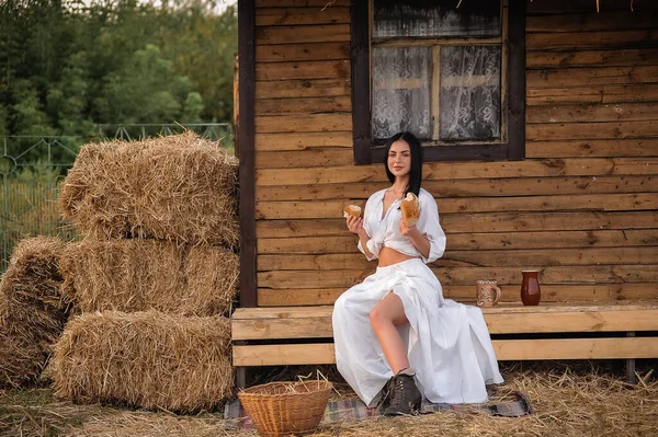 Young Beautiful Woman Straw Hat Sitting Haystack Wheat Field — Zdjęcie stockowe