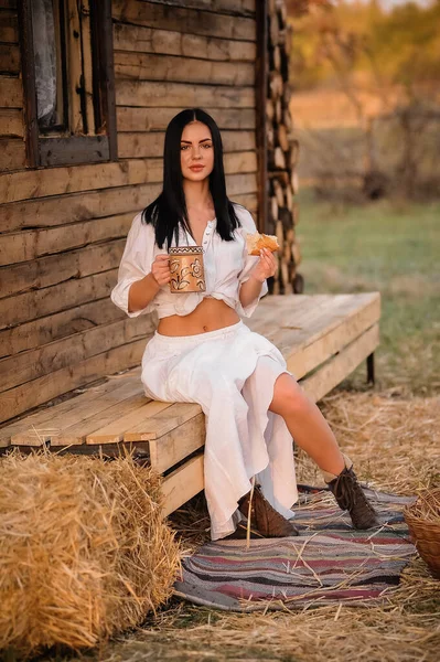 Beautiful Young Woman White Dress Straw Hat Sitting Haystack Wheat — Zdjęcie stockowe