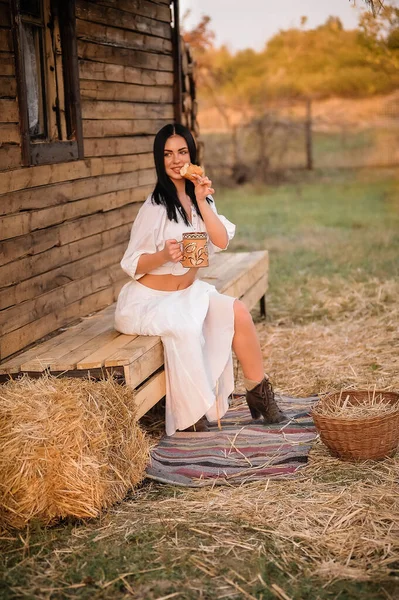 Beautiful Young Woman Dress Basket Hay — Zdjęcie stockowe