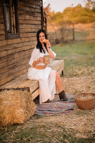 Bela Jovem Mulher Vestido Com Uma Cesta Feno — Fotografia de Stock