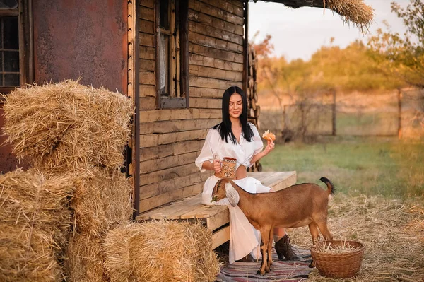 Ellerinde Olan Güzel Genç Bir Kadın — Stok fotoğraf