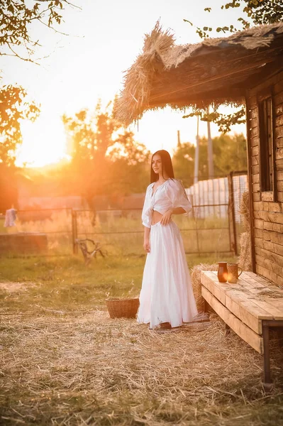 Parkta Beyaz Elbiseli Güzel Bir Kadın — Stok fotoğraf
