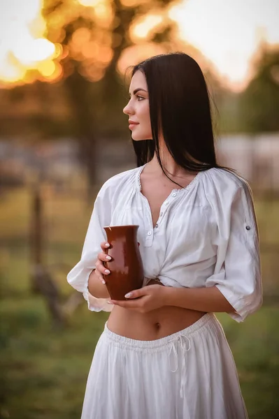 Piękna Młoda Kobieta Filiżanką Kawy Parku — Zdjęcie stockowe