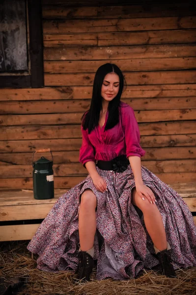 Красивая Молодая Женщина Платье Венком Цветов — стоковое фото