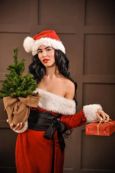 Mooie Sexy Vrouw Kerstman Kostuum Met Kerst Cadeau Doos — Stockfoto