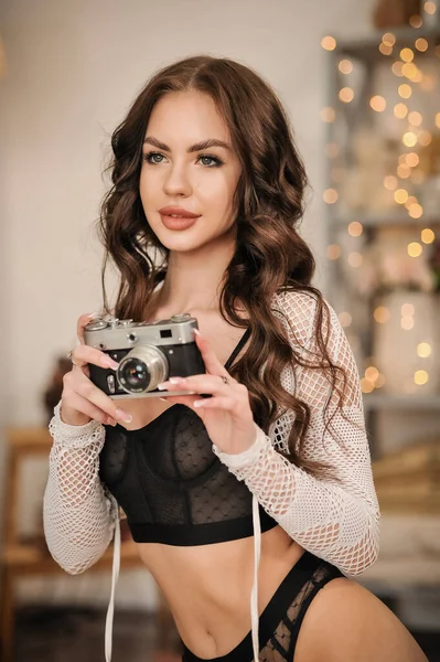 Hermosa Mujer Joven Con Árbol Navidad —  Fotos de Stock