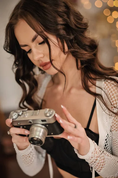 Beautiful Young Woman Retro Camera — Stockfoto