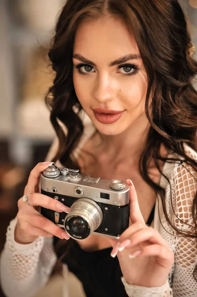 Όμορφη Νεαρή Γυναίκα Κάμερας Ρετρό — Φωτογραφία Αρχείου