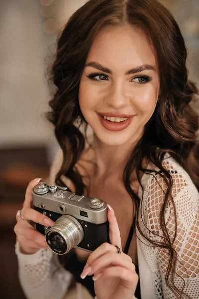 Όμορφη Νεαρή Γυναίκα Κάμερα Στα Χέρια — Φωτογραφία Αρχείου