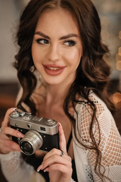 Beautiful Young Woman Camera Hands Retro Vintage Film Filter — 스톡 사진