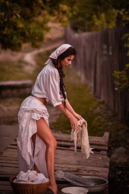 Sahildeki ormanda duran kız.