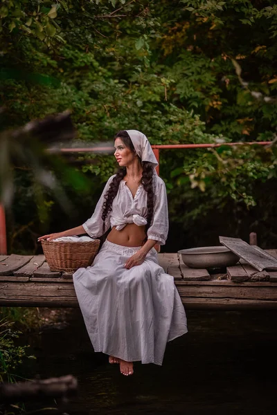 Piękna Młoda Kobieta Białej Sukience Kapeluszu Koszem Lesie — Zdjęcie stockowe