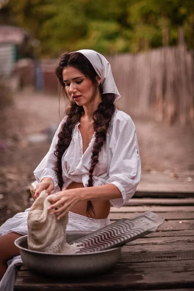 Piękna Młoda Kobieta Białej Sukience Tle Drewnianego Ogrodzenia — Zdjęcie stockowe