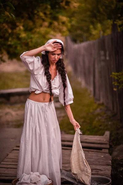 Piękna Dziewczyna Sukience Torbą Lesie — Zdjęcie stockowe