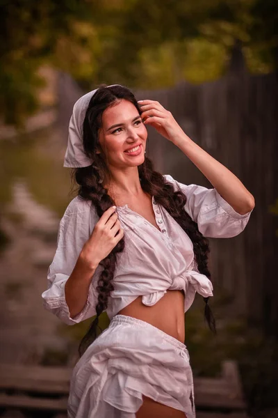 Красивая Молодая Женщина Белом Платье Лесу — стоковое фото