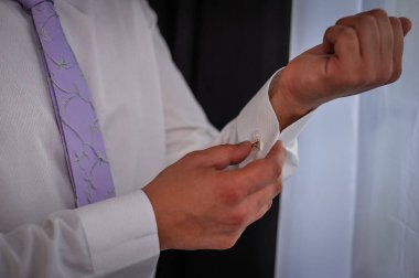 Damat düğüne hazırlanıyor.