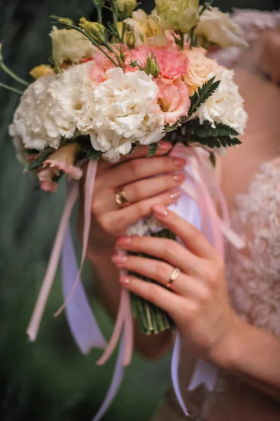 Beautiful Wedding Bouquet Blurred Background Bride — Zdjęcie stockowe