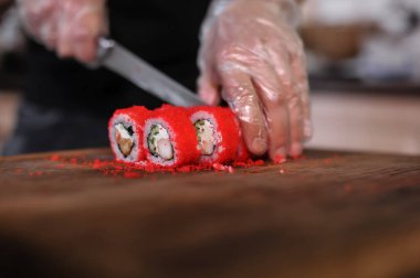 Bir şefin ellerini bıçakla ve kırmızı havyarla yakın plan çekeceğiz.