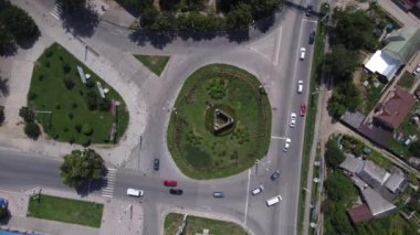 Tiraspol, Tanınmayan Transnistria Cumhuriyeti, Moldova - 19 Temmuz 2021: Kavşaktaki araçlar. Çevresel çevre yolu üzerindeki arabaların dolambaçlı trafiği üst hava manzarası, 3. Bölüm