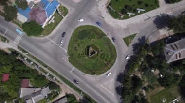 Tiraspol, Tanınmayan Transnistria Cumhuriyeti, Moldova - 19 Temmuz 2021: Kavşaktaki araçlar. Çevresel çevre yolu üzerindeki arabaların dolambaçlı trafiği üst hava manzarası, Eposide 3