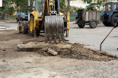 Tiraspol, Moldova - 14 Ekim 2021: Bir karayolu işçisi, Transnistria 'nın tanınmayan cumhuriyetinin başkenti Tiraspol' deki bir apartmanın avlusunda eski kaldırımları kazıyor