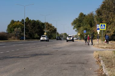 Chisinau, Moldova - 10 Ekim 2021: Kamu taşımacılığında maske takan yolcular pandemik coronavirüs içinde otobüs veya troleybüs bekliyor