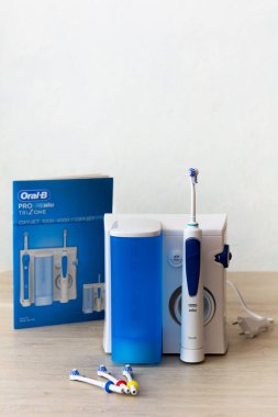 Tiraspol, Moldova - 6 Ekim 2021: Taşınabilir elektrikli diş temizleyici Oral-B markası
