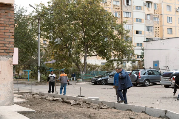 Тирасполь Молдова Жовтня 2021 Року Працівники Дорожньої Служби Встановлюють Нові — стокове фото
