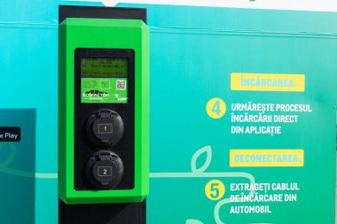 Chisinau, Moldova - 17 Ekim 2021: Metro Cash and Carry otoparkında elektrikli araba için elektrik arzı. Elektrikli araba şarj istasyonu görüntüyü kapat.