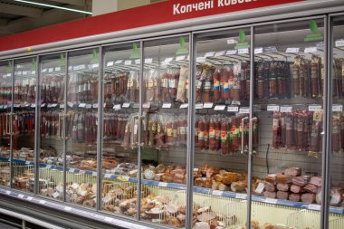 Odessa, Ukrayna - 7 Kasım 2021 Metro Cash Carry süpermarketinin içinde. Sosisli gösterim..