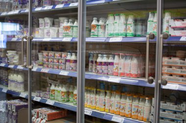 Odessa, Ukrayna - 7 Kasım 2021 Metro Cash Carry süpermarketinin içinde. Çeşitli yoğurtlu vitrin..