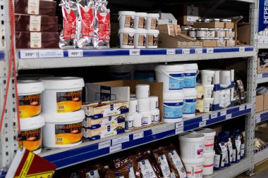 Odessa, Ukrayna - 7 Kasım 2021: Şekerleme malzemeleri içeren vitrin: çikolata, pralin, couverture çikolatası ve benzeri. Metro Cash 'in içinde süpermarket var..