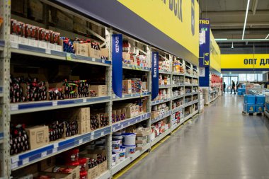 Odessa, Ukrayna - 7 Kasım 2021: Ketçap ve domates soslu vitrin. Metro Cash 'in içinde süpermarket var..