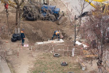 Tiraspol, Tanınmayan Transnistria Cumhuriyeti - 18 Kasım 2021 Bir grup işçi şehrin yerleşim bölgesindeki bir ısıtma ağında onarım çalışmaları yürüttü.