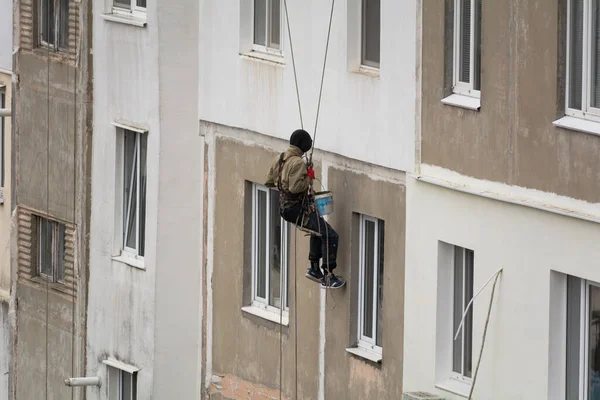蒂拉斯波尔 摩尔多瓦 2021年11月19日 一名工人爬上一幢公寓楼的墙完成窗户斜坡的景象 — 图库照片