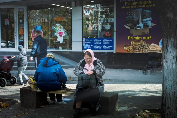 2021年10月17日 摩尔多瓦基希讷乌 一位老妇人坐在长椅上寻找钱包里的东西 街头摄影 — 图库照片