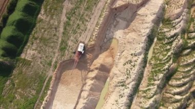 Kum ocağının havadan görünüşü, 4K. İnsansız hava aracı terk edilmiş bir kum ocağına gidiyor.