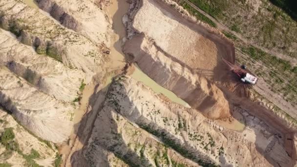 砂の採石場の空中ビュー 放棄された砂のピット上の無人機の円形飛行 — ストック動画