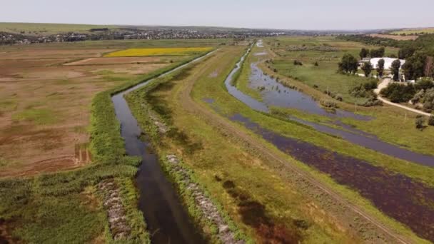 Canais de irrigação vista aérea. Bela vista aérea dos canais de irrigação de uma pequena fazenda perto de uma aldeia na Moldávia — Vídeo de Stock