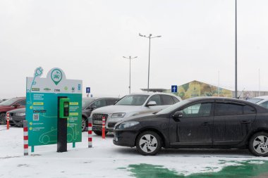 Chisinau, Moldova - 23 Ocak 2022: Metro Cash yakınlarındaki elektrik dolum istasyonu elektrikli arabalar ve hibrit arabalar için park yeri