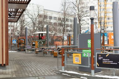 Chisinau, Moldova - 23 Ocak 2022: Covid-19 salgınından dolayı McDonald 's boş teras. Virüsün yayılmasını önlemek için karantina önlemleri.