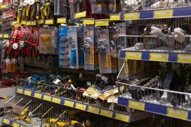 Chisinau, Moldova - 23 Ocak 2022 Metro Cash Carry 'nin inşaat departmanında el aletleriyle durun.
