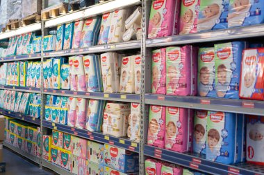 Chisinau, Moldova - 23 Ocak 2022 Huggies and Pampers markasının bebek bezi ve külotu Metro Cash Carry süpermarketinin rafında..